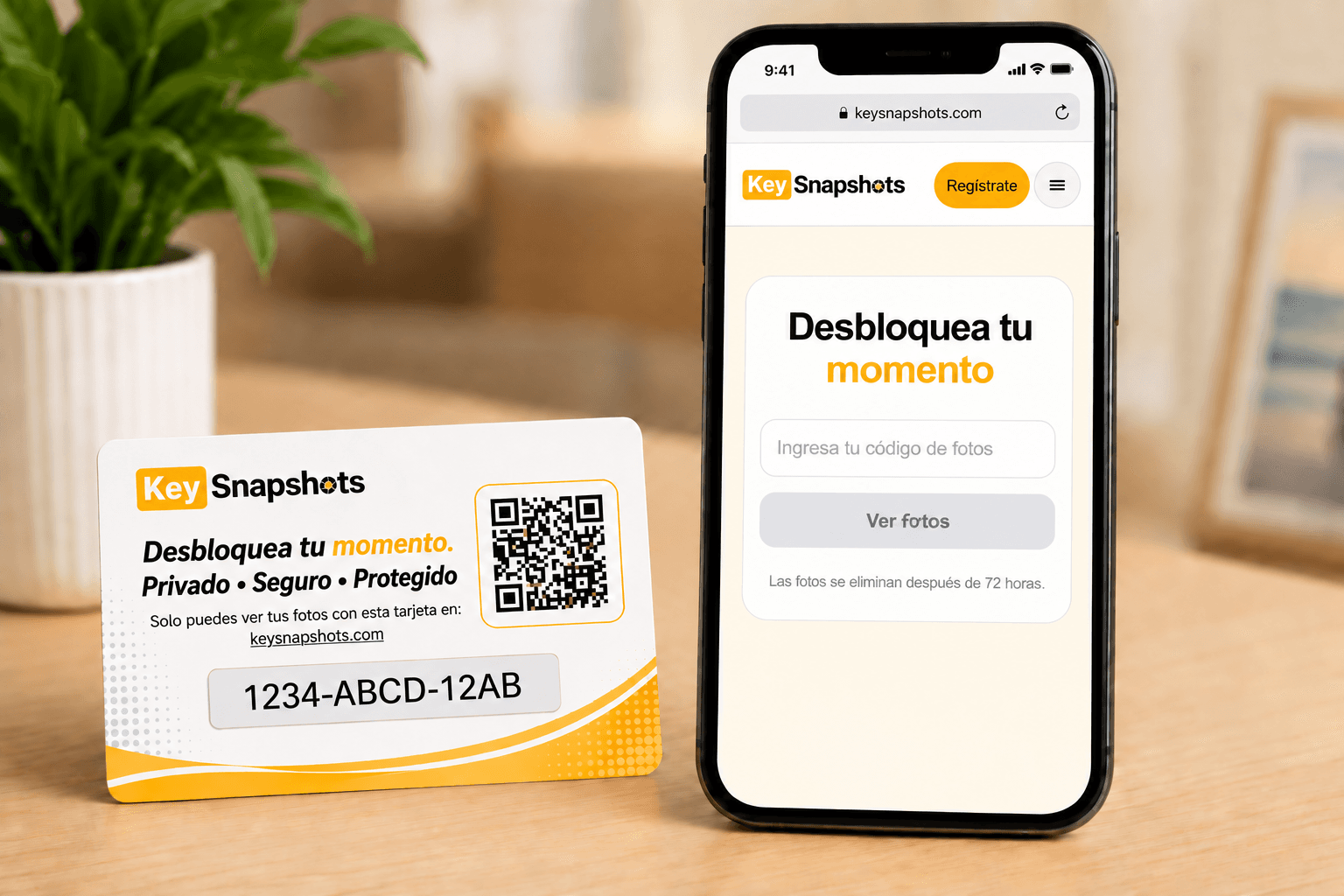 Tarjeta horizontal de acceso de KeySnapshots junto a un teléfono que muestra la página para ingresar el código de fotos.