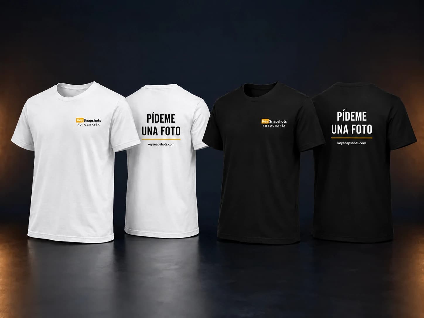 Camisetas claras y oscuras de KeySnapshots con el texto «Pídeme una foto», vistas por delante y por detrás.