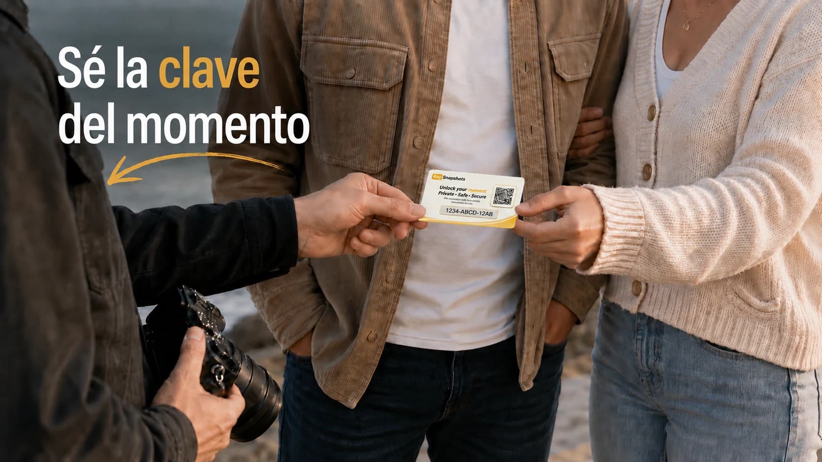 Profesional de la fotografía con una cámara entregando a una pareja una tarjeta de KeySnapshots con un código de fotos y un código QR, junto al titular «Sé la clave del momento»